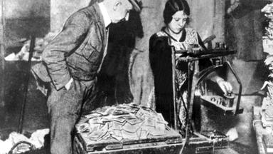 "Geheimnisse der Weimarer Republik: 1924-1929: Schöner Schein": Abwiegen von Geldscheinen während der Inflation 1922.