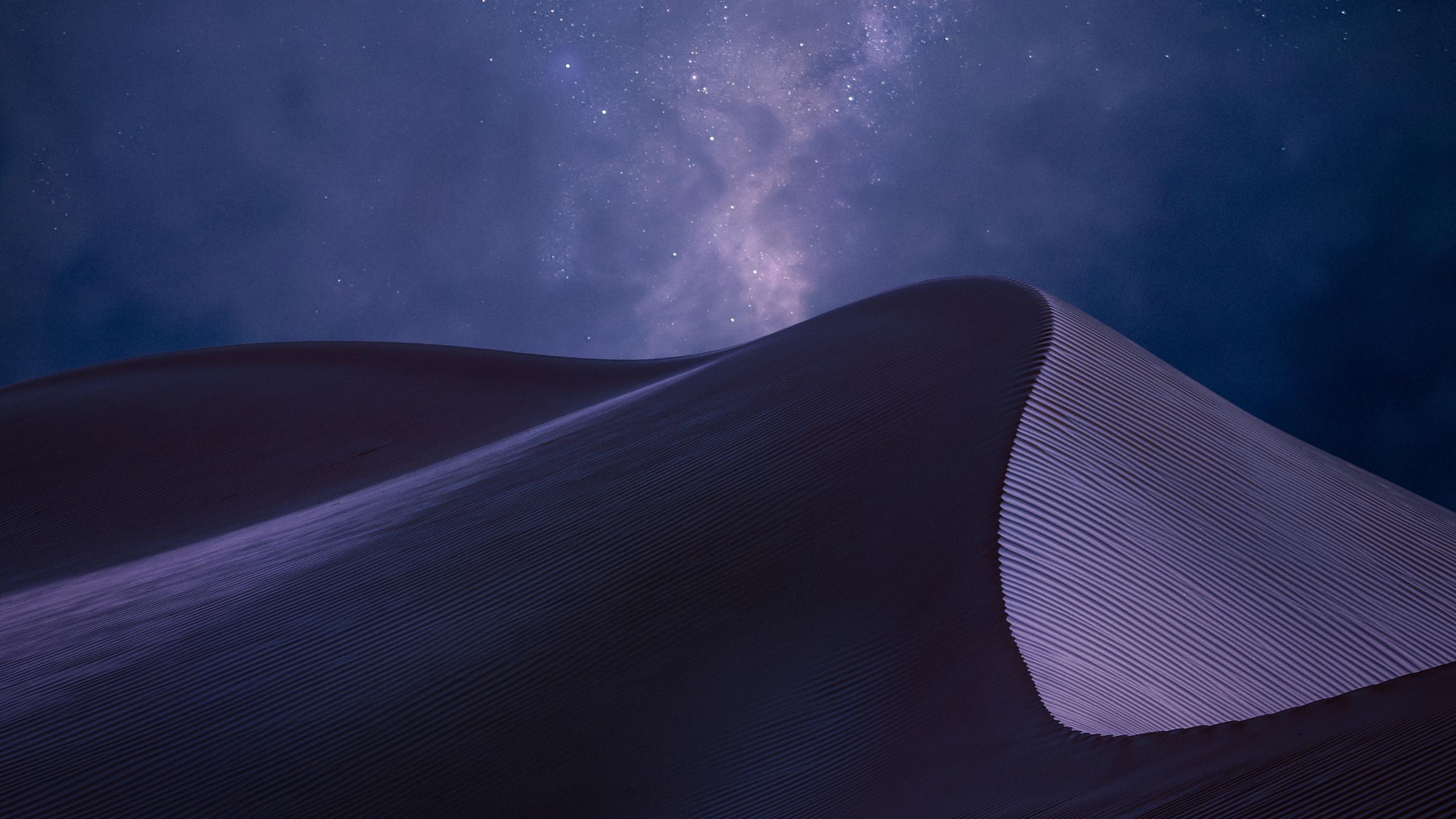 Vom Licht lila gefärbter Sand in der Wüste Omans