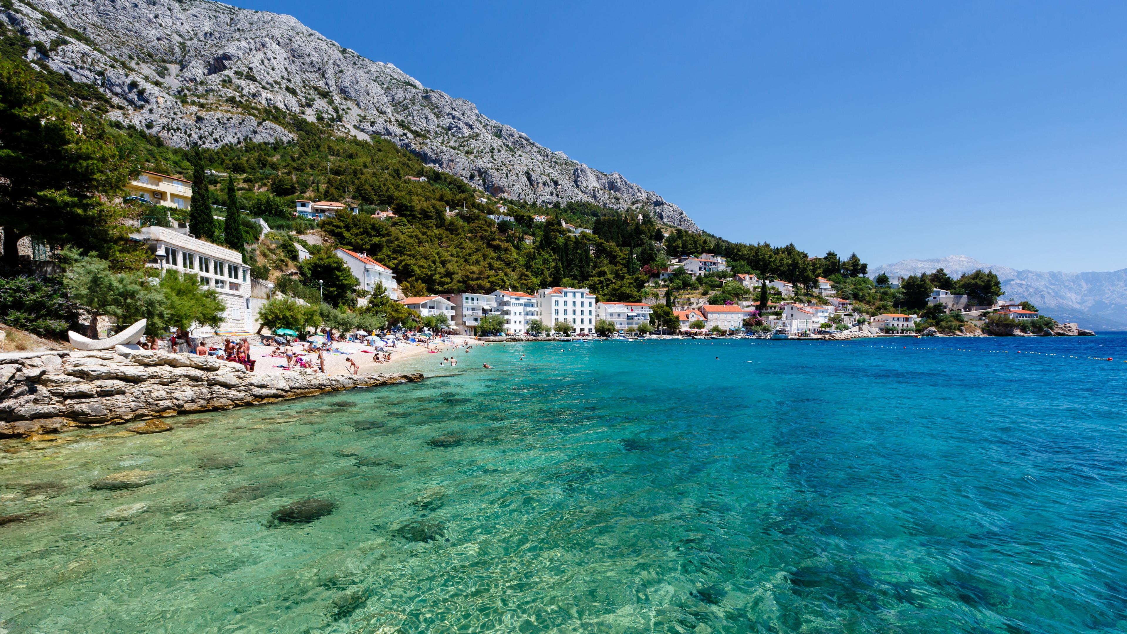 Ein Leuchtturm an der kroatischen Küste an der Adria