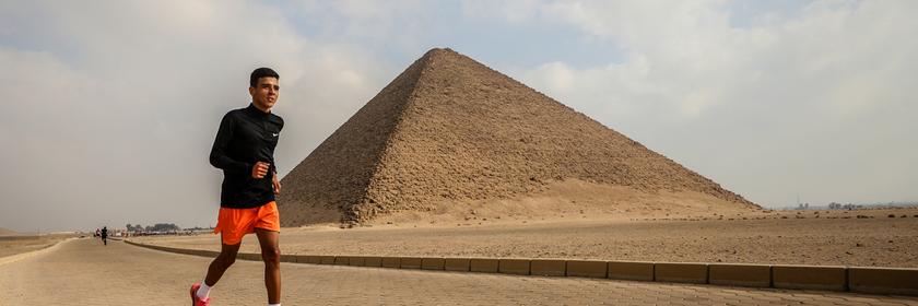 Läufer vor den Pyramiden