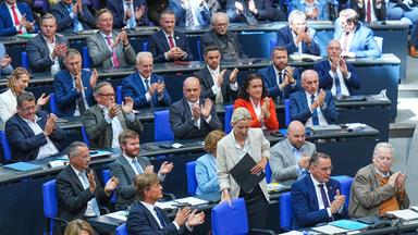 Abgeordnete der AfD-Fraktion im Bundestag applaudieren.