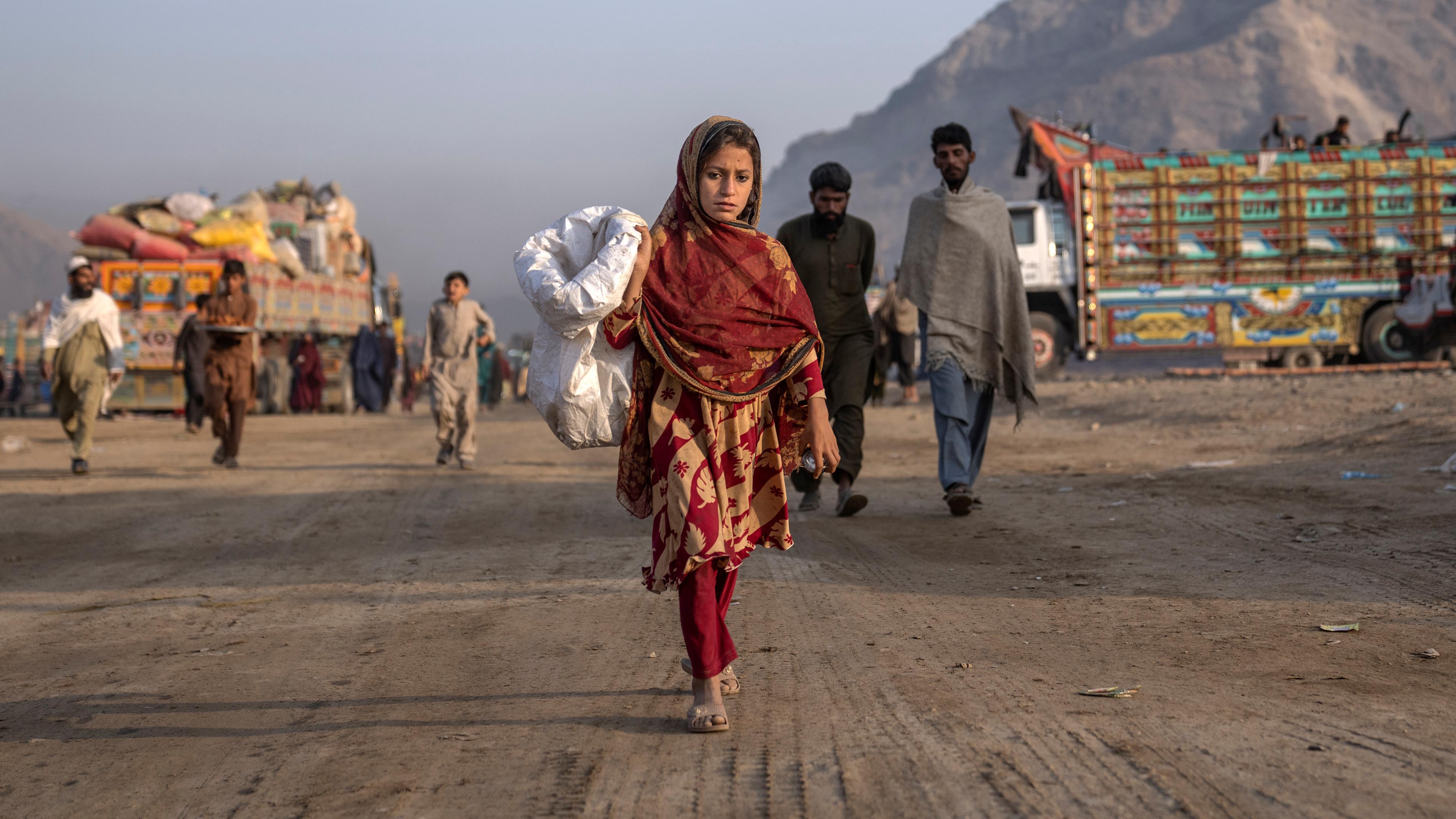 Ein Mädchen an der Grenze von Pakistan