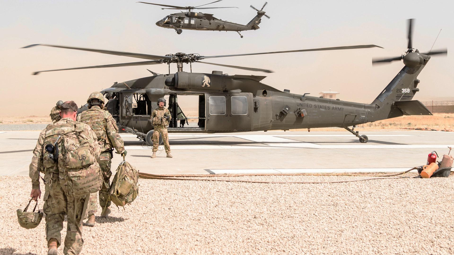 US-Soldaten verlassen die afghanische Stadt Kundus mit Hubschaubern
