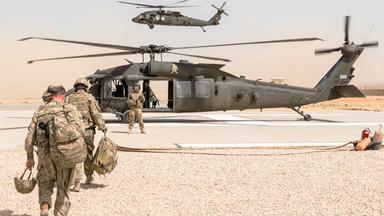 US-Soldaten verlassen die afghanische Stadt Kundus mit Hubschaubern