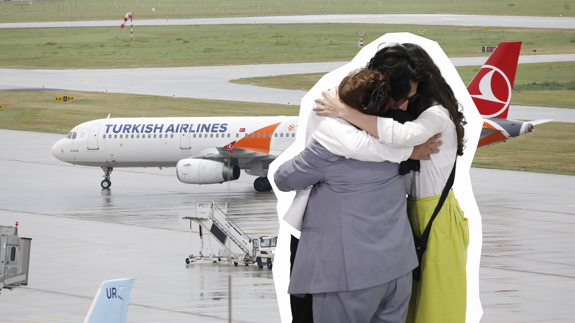 Eine afghanische Familie umarmt sich vor einem Flugzeug.