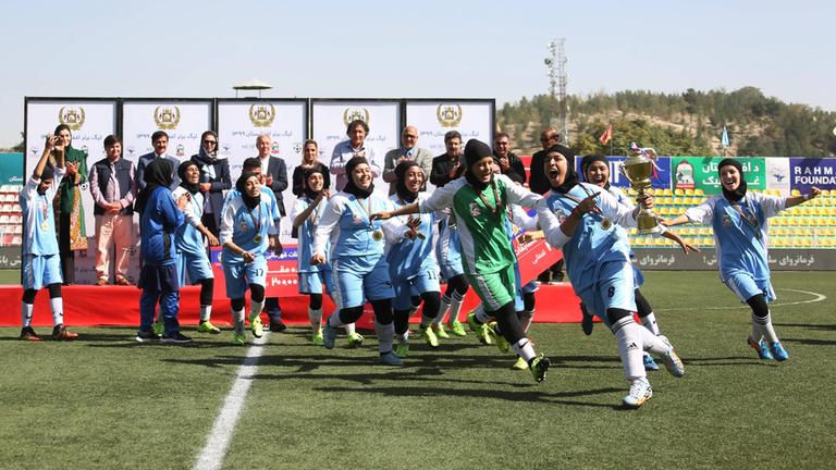 In Afghanistan haben die Taliban 2021 Frauenfußball verboten. Die Spielerinnen kicken dafür jetzt in Australien weiter. Die FIFA erkennt sie aber nicht als Nationalteam Afghanistans an.