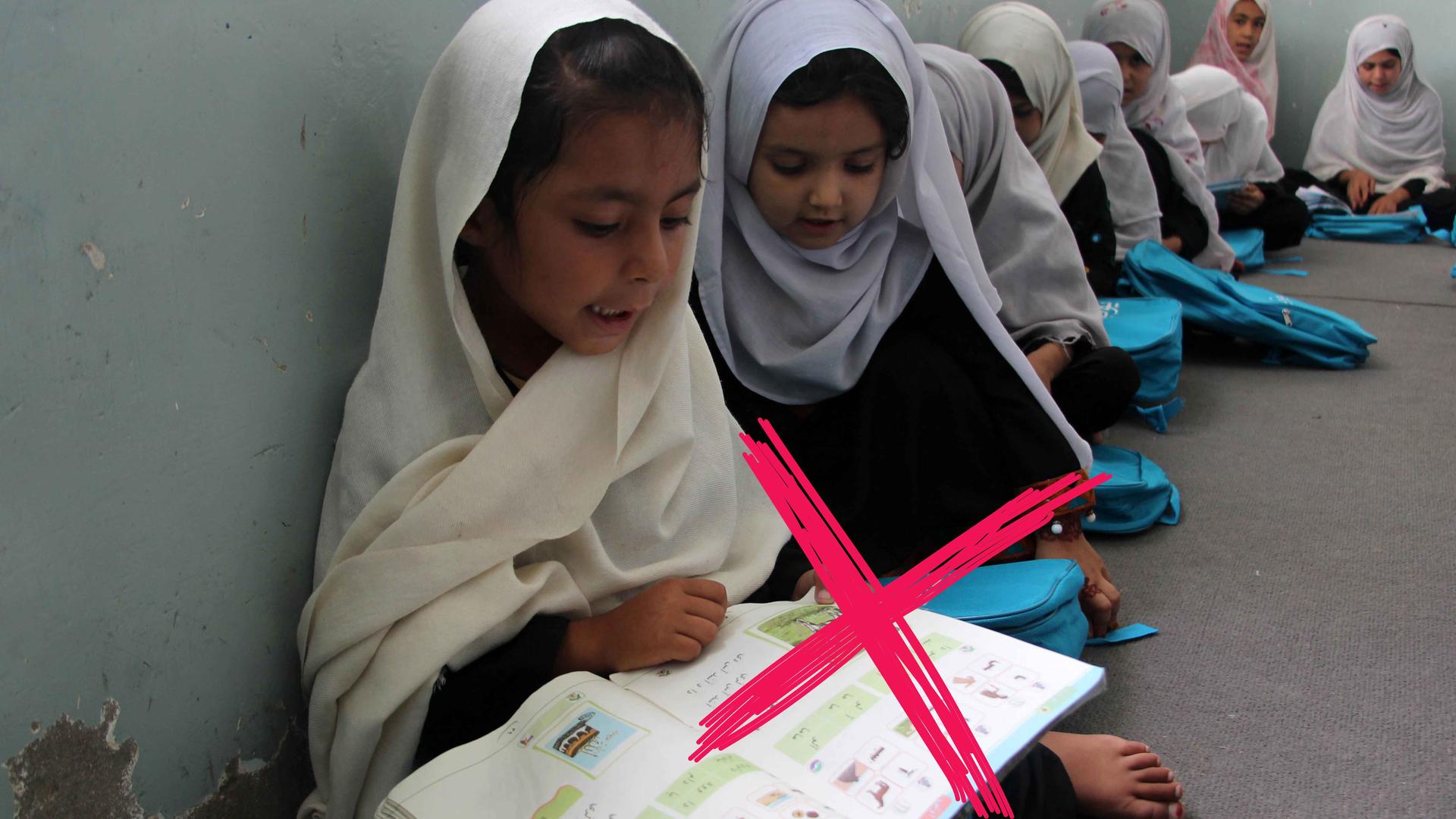 Mädchen in Afghanistan beim Lernen in der Grundschule