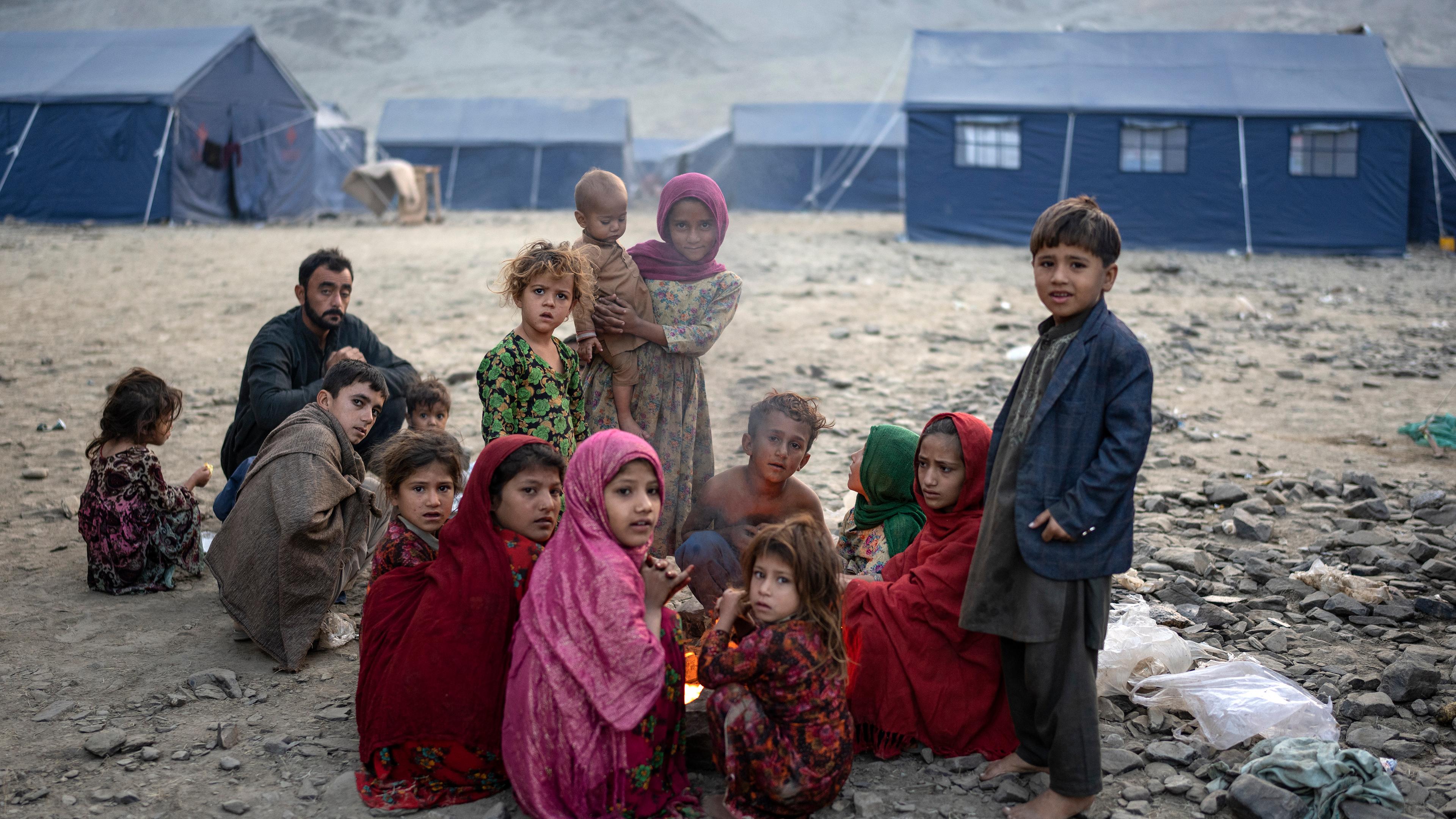 Eine afghanische Familie vor den Zelten an der Grenze 