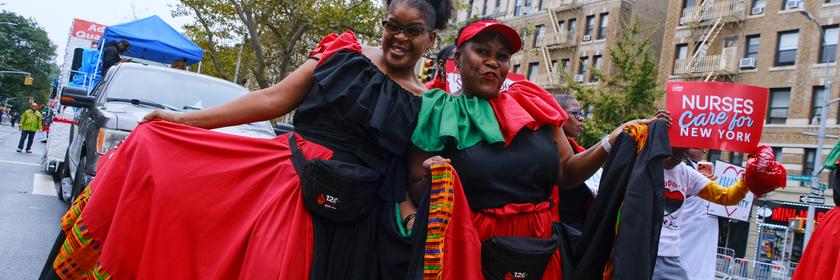 Frauen feiern auf der African American Day Parade in New York.