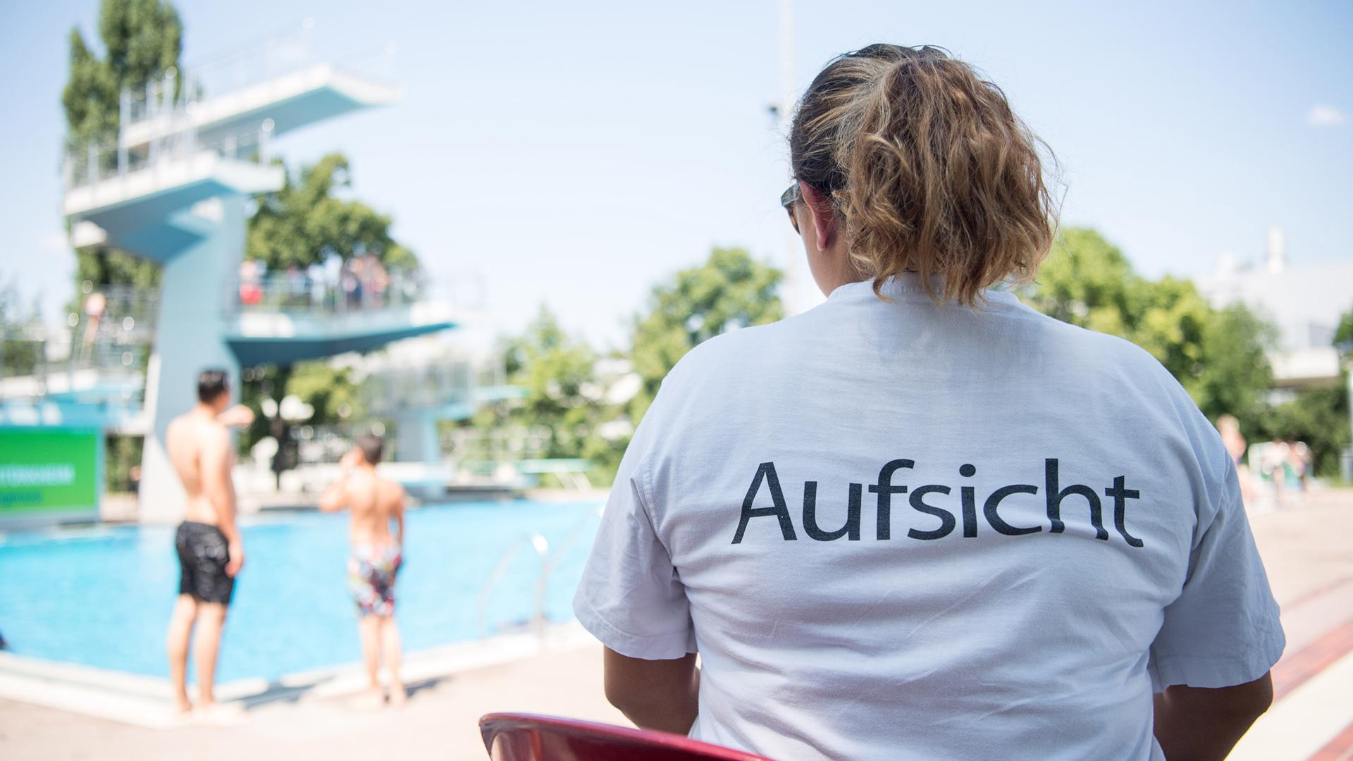 bademeisterin fuehrt aufsicht im freibad