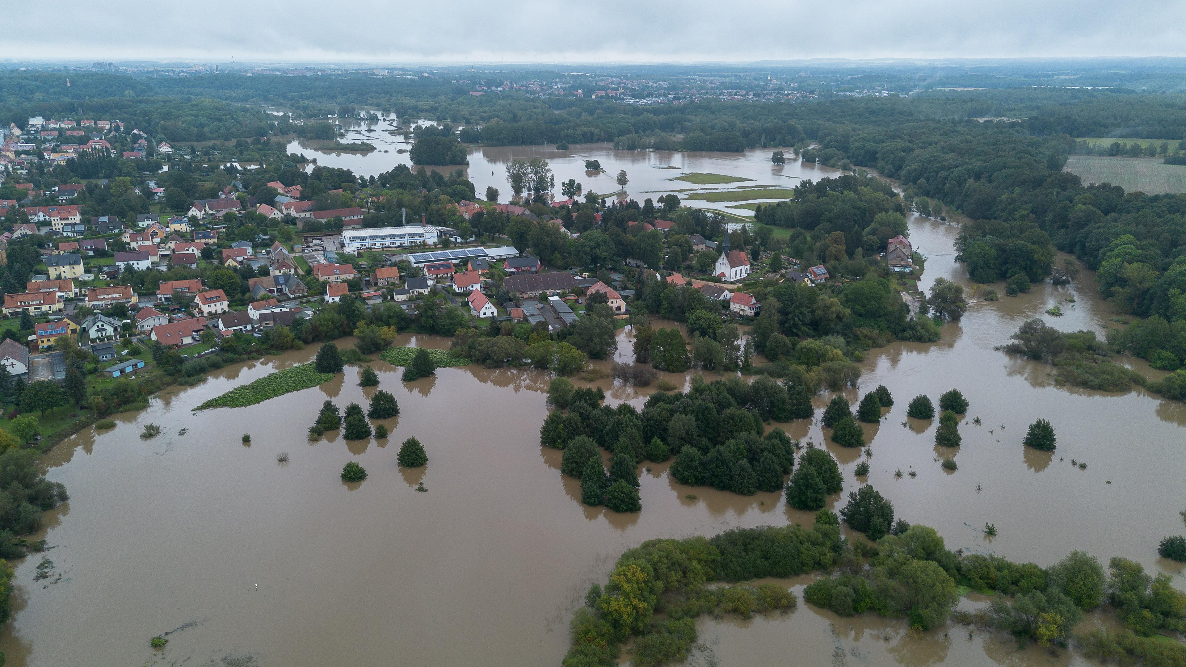Luftbild: Überflutete Wiesen in Sachsen.