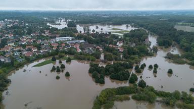 Luftbild: Überflutete Wiesen in Sachsen.