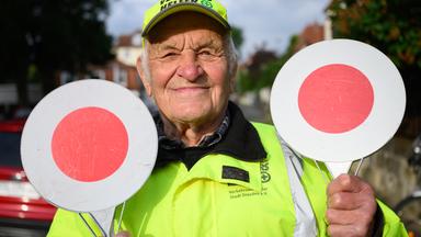 93-jähriger Schulweghelfer in Dresden