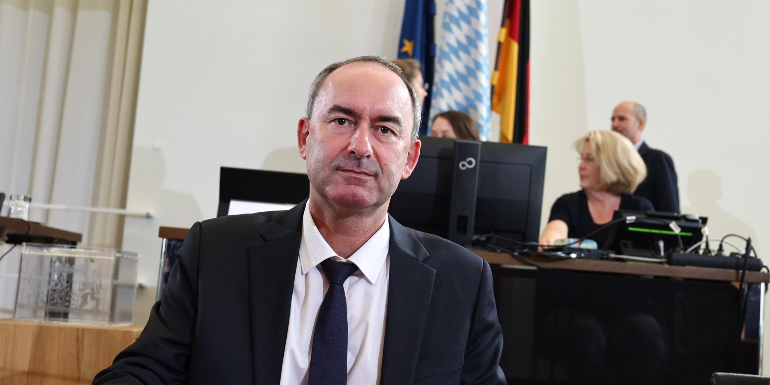 Zu sehen ist Vize-Regierungschef Aiwanger bei der Sondersitzung im bayerischen Landtag.