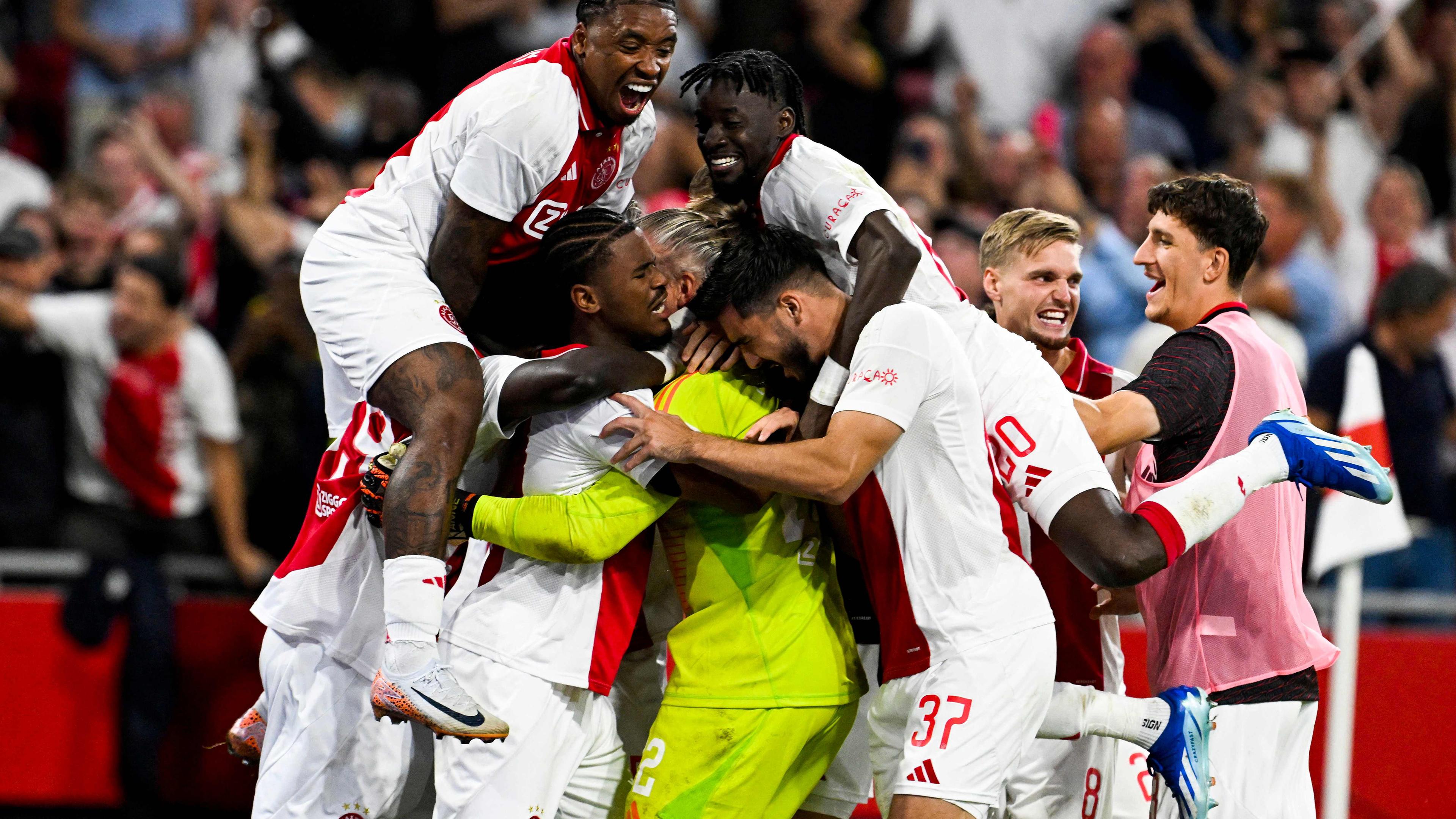 Niederländische Fußballmannschaft Ajax Amsterdam feiert Sieg