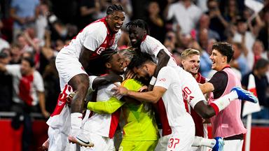 Niederländische Fußballmannschaft Ajax Amsterdam feiert Sieg