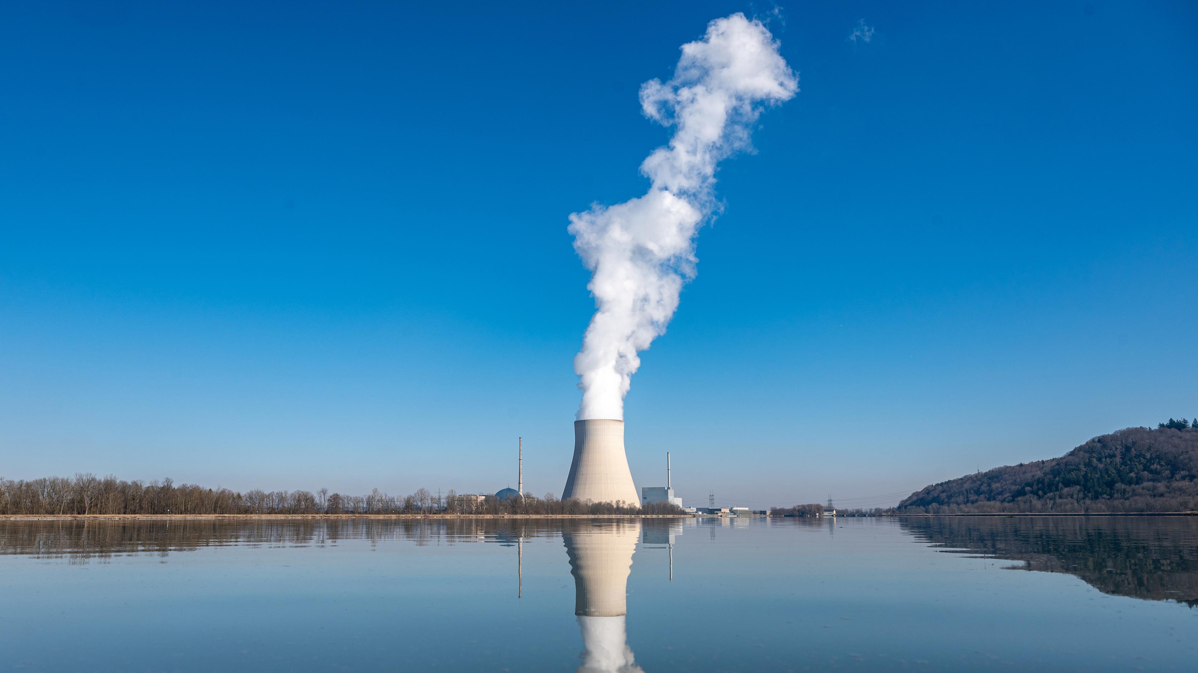 Wasserdampf steigt aus dem Kühlturm vom Atomkraftwerk Isar 2. Bayern, Essenbach.