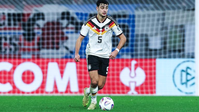 Aleksandar Pavlović im Trikot der Nationalmannschaft beim Spiel Deutschland - Luxemburg. 