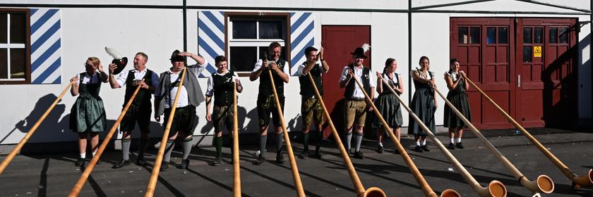 Mit ihren riesigen Alphörnern sorgen diese Musikerinnen und Musiker auf dem Oktoberfest für besondere Klänge.