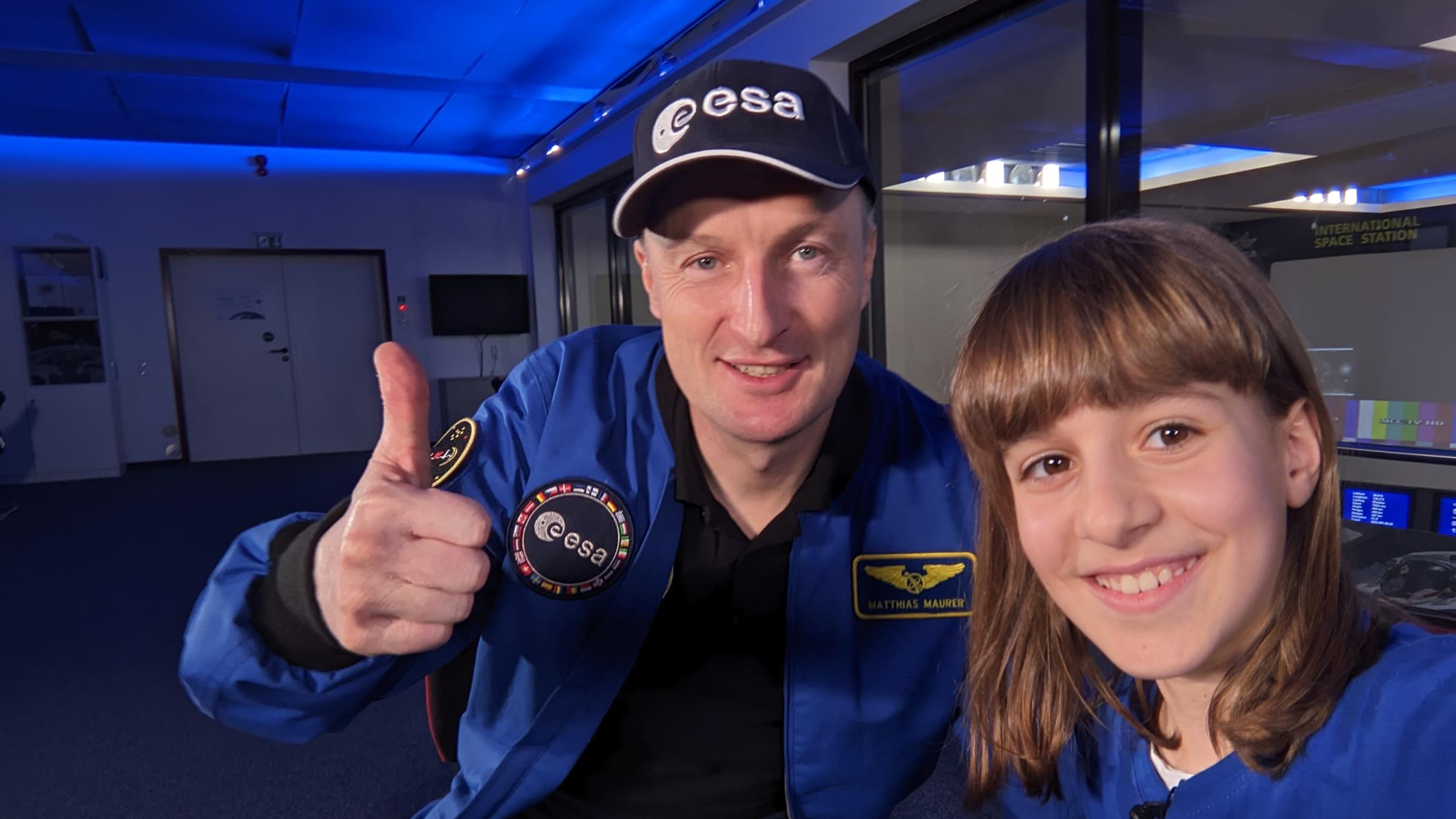 Das letzte Mal als Alice Matthias Maurer interviewt hat, war er noch im Weltall auf der ISS. Jetzt ist er wieder zurück und Alice kann ihm ganz viele Fragen über das All stellen!