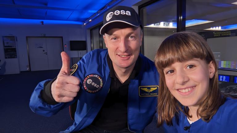 Das letzte Mal als Alice Matthias Maurer interviewt hat, war er noch im Weltall auf der ISS. Jetzt ist er wieder zurück und Alice kann ihm ganz viele Fragen über das All stellen!