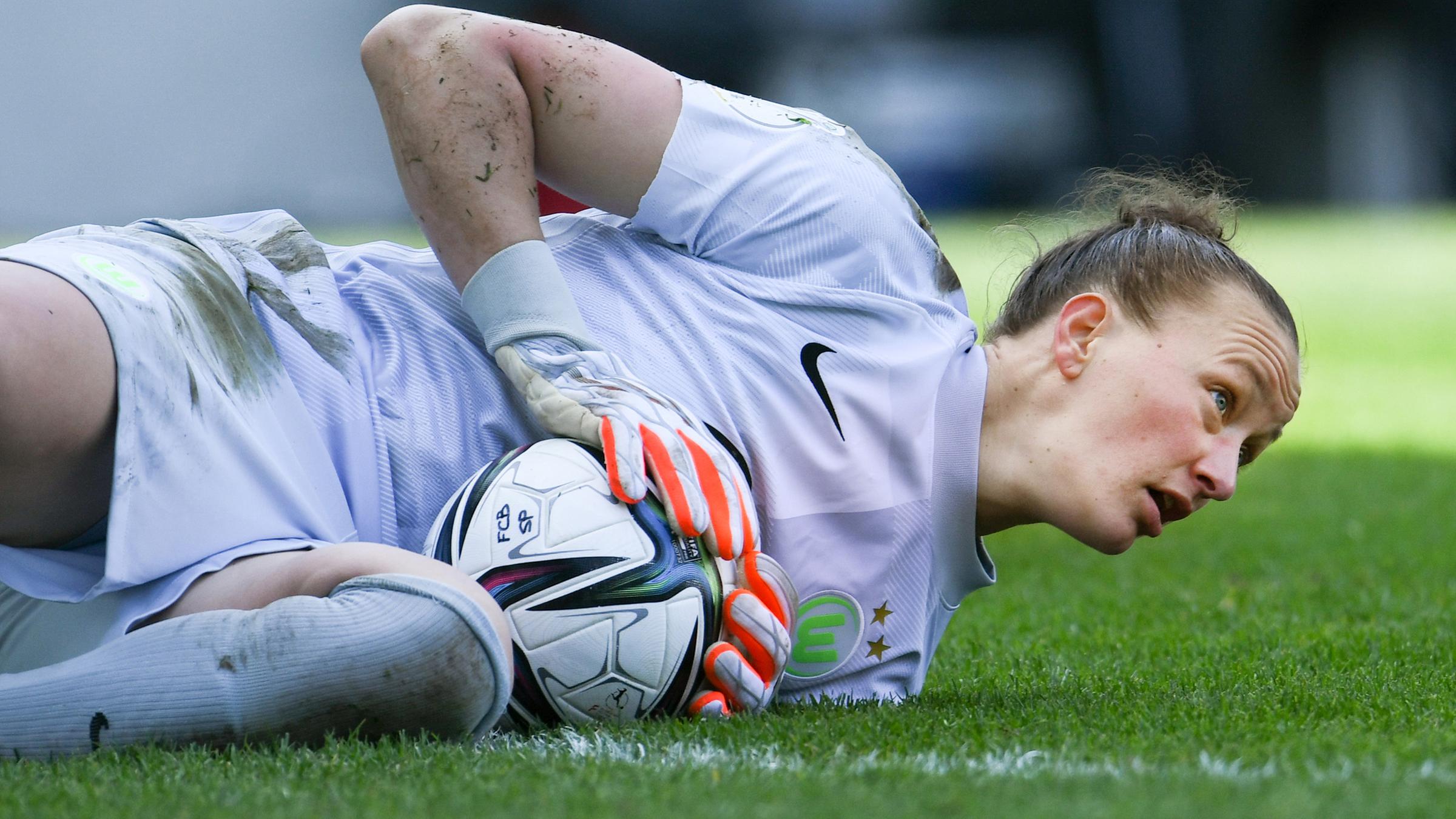 Wolfsburgs Torhüterin Almuth Schult hält einen Ball. 