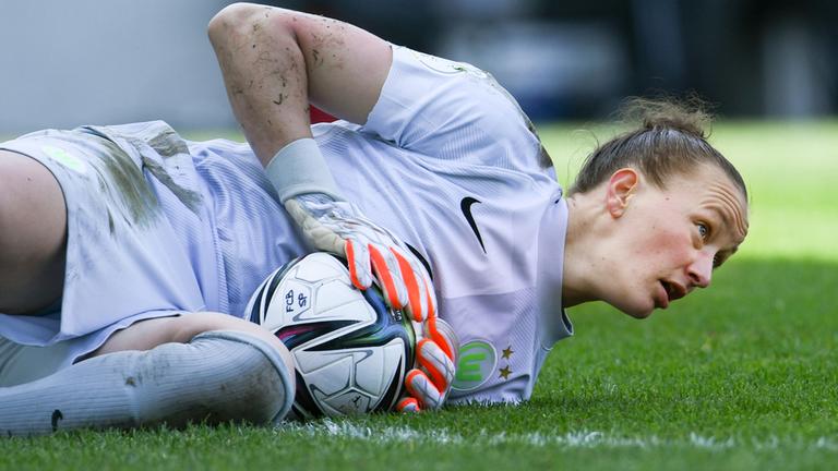 Wolfsburgs Torhüterin Almuth Schult hält einen Ball. 