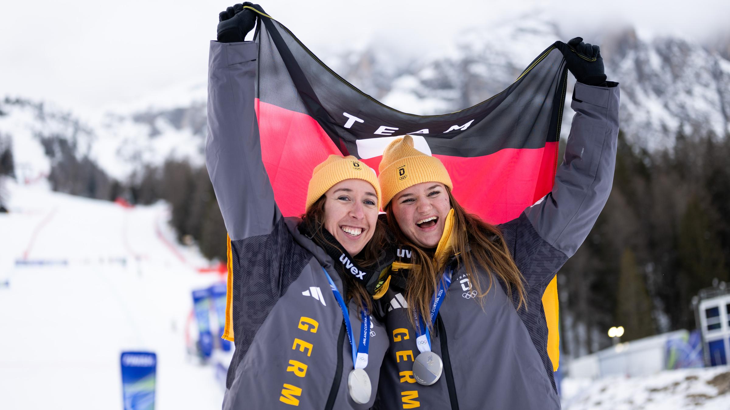 Kira Weidle-Winkelmann und Emma Aicher jubeln über die Silbermedaille bei Olympia 