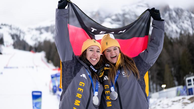 Kira Weidle-Winkelmann und Emma Aicher jubeln über die Silbermedaille bei Olympia 
