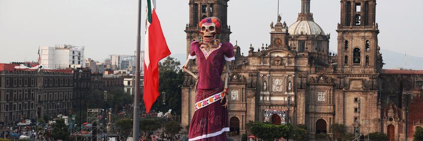 Am Freitag begeistert in Mexico-Stadt eine über 33 Meter hohe Skelettfigur die Menschen. Tausende Blumen sind and der riesigen Figur angebracht.