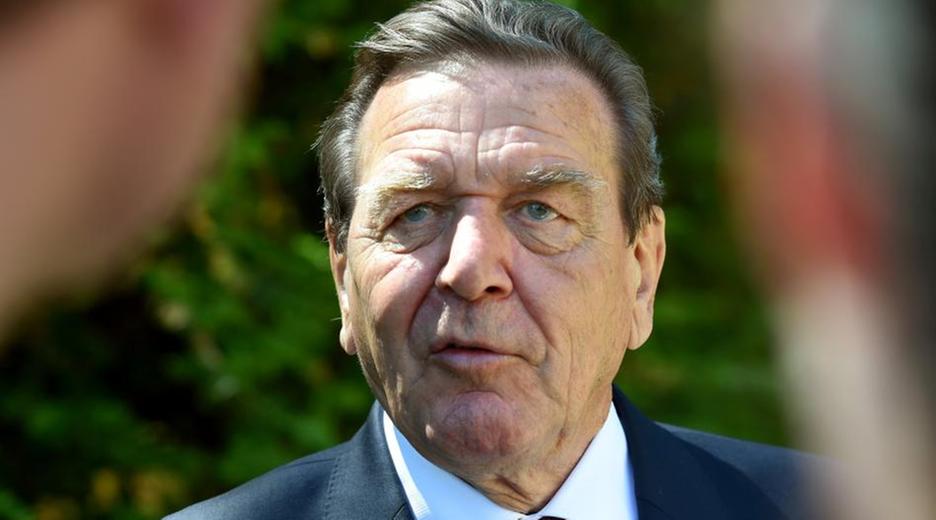 Altkanzler Gerhard Schröder hat den Kurs von Bundeskanzlerin Merkel in der Flüchtlingspolitik scharf kritisiert. Er bezeichnete den unbegrenzten Zuzug nach Deutschland als Fehler. 