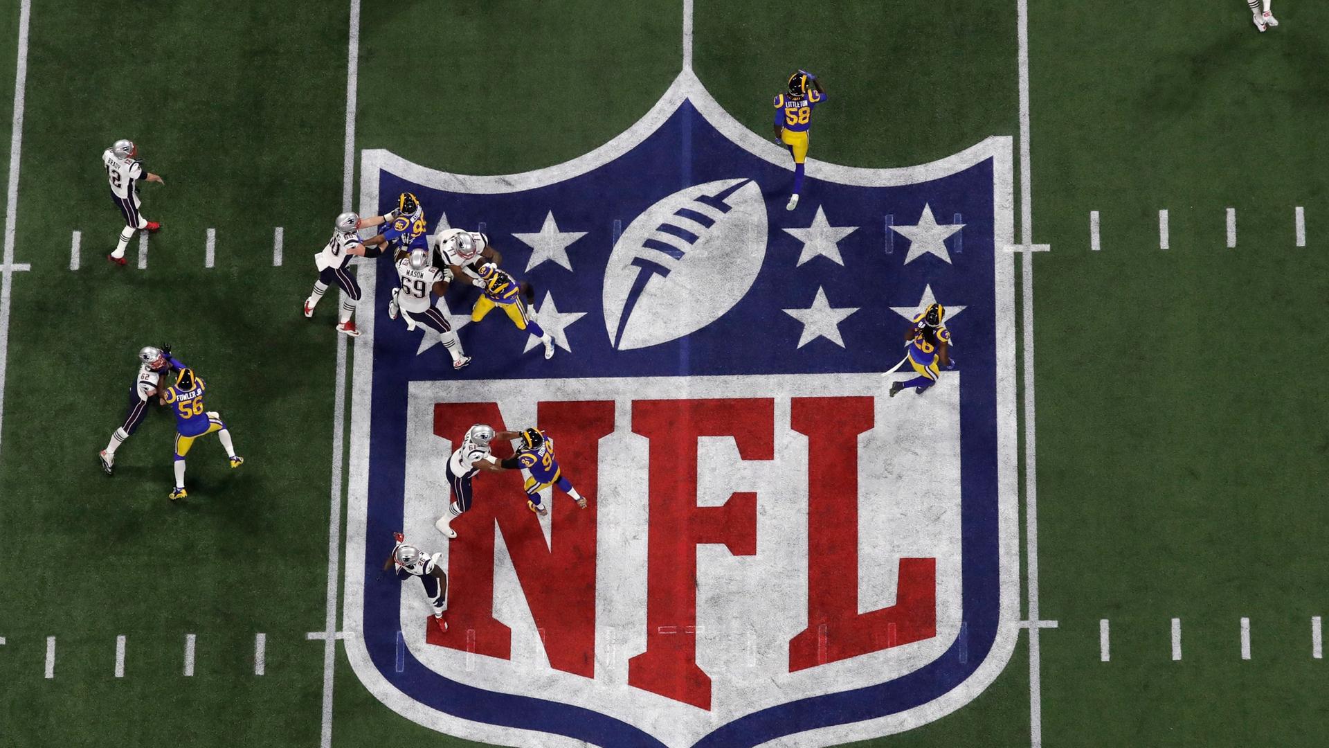 Footballspiel zwischen den New England Patriots und den Los Angeles Rams