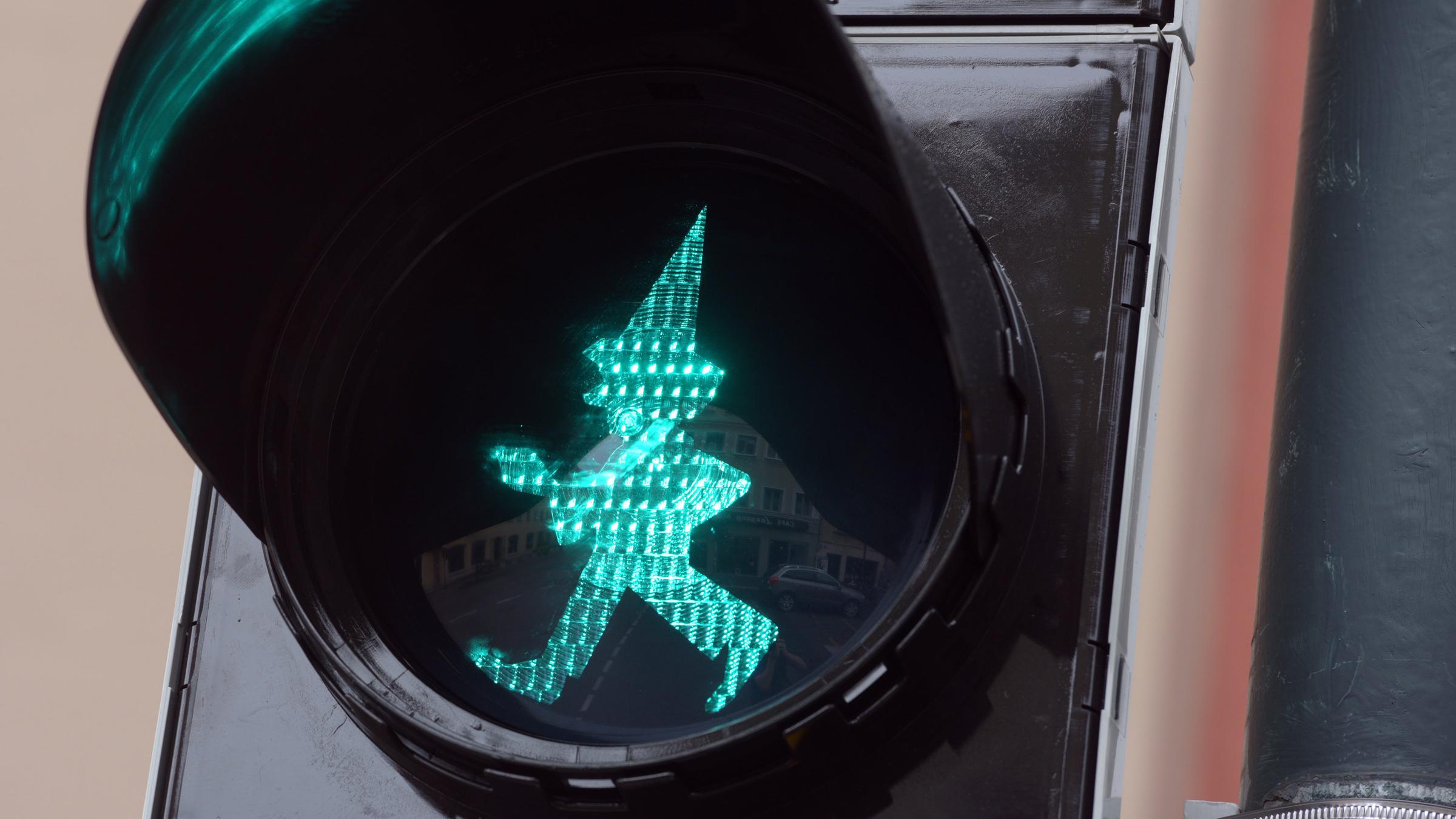 Grüne Ampel, das Ampelmännchen ist eine Kasperle-Figur
