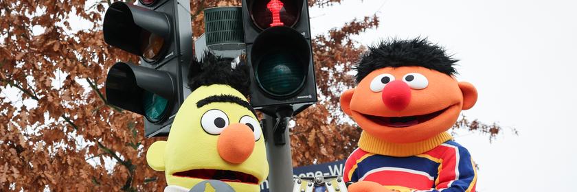 Die lebensgroßen Figuren von Ernie und Bert aus der Sesamstraße bei der Montage und Einweihung einer Fußgängerampel mit den Sesamstraßenfiguren.