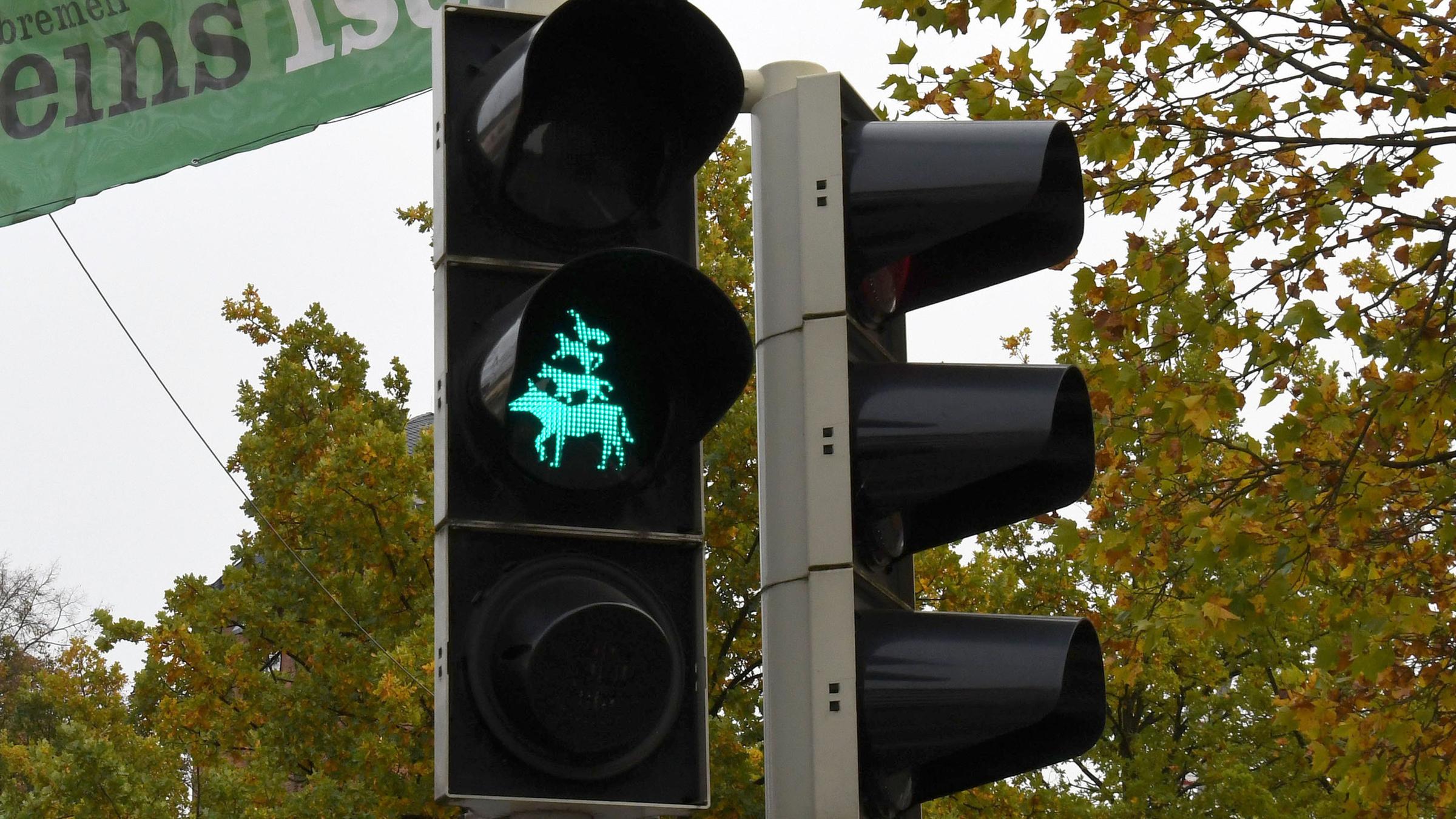 Grüne Ampel mit Bremer Stadtmusikanten statt einem Ampelmännchen