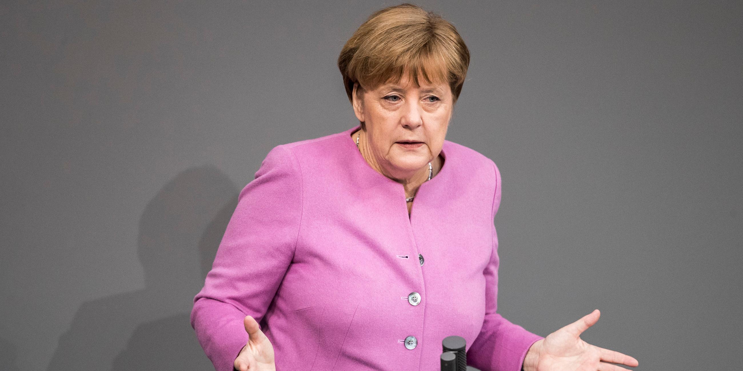Die Bundeskanzlerin Angela Merkel hält im Bundestag eine Rede.