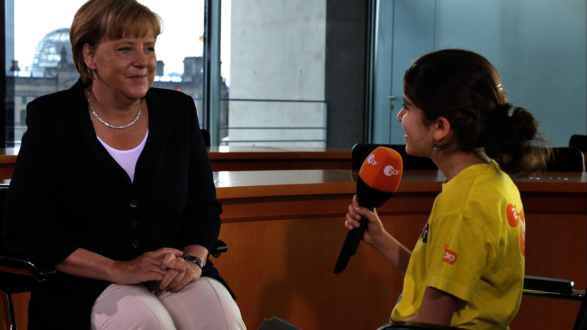 Angela Merkel im Gespräch mit einer logo!-Kinderreporterin