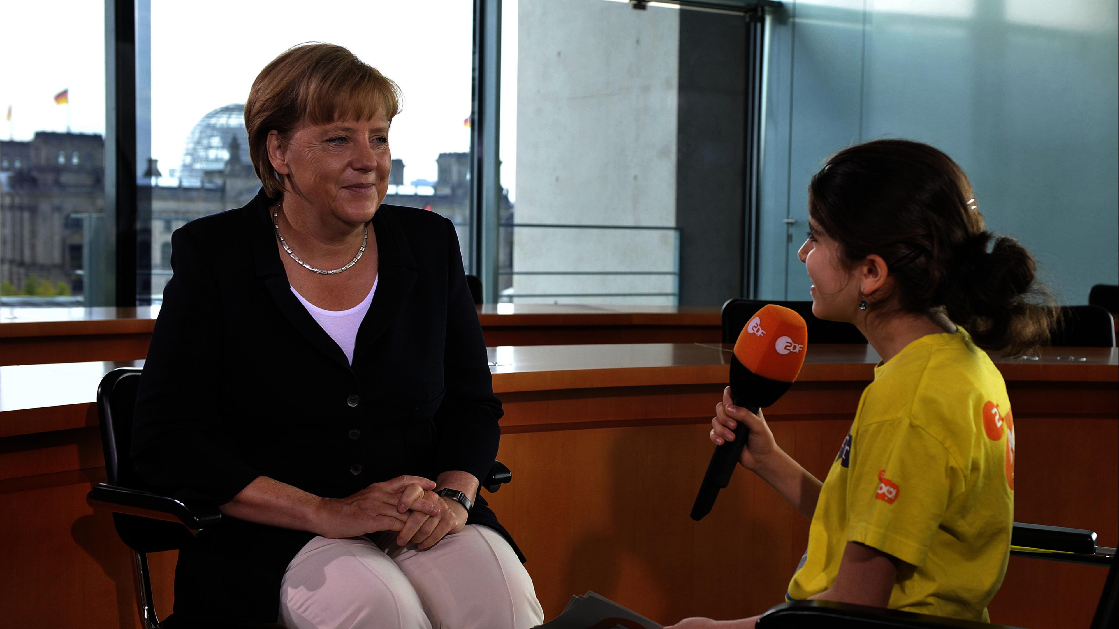 Angela Merkel im Gespräch mit einer logo!-Kinderreporterin