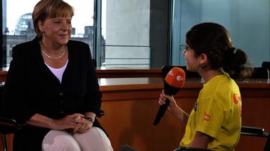 Angela Merkel im Gespräch mit einer logo!-Kinderreporterin