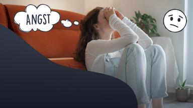 Collage: Ein Mädchen sitzt auf dem Boden mit dem Rücken an eine orangene Couch gelehnt mit den Händen über dem Gesicht. Daneben ein trauriges Emoji und eine Gedankenblase mit dem Wort: Angst.