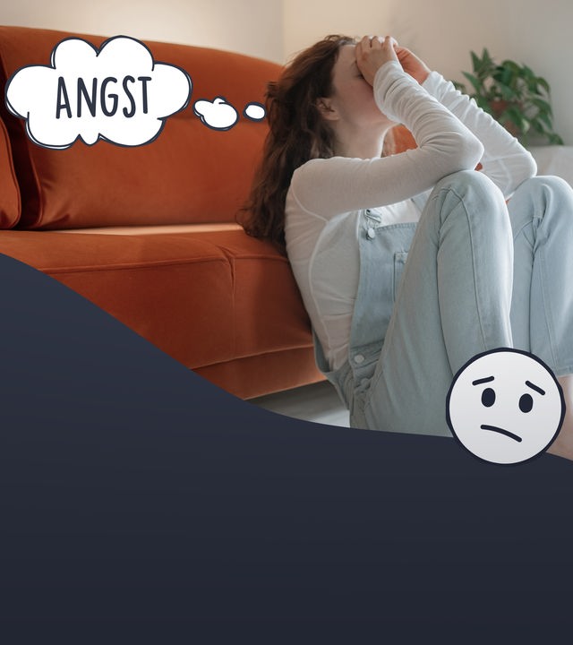 Collage: Ein Mädchen sitzt auf dem Boden mit dem Rücken an eine orangene Couch gelehnt mit den Händen über dem Gesicht. Daneben ein trauriges Emoji und eine Gedankenblase mit dem Wort: Angst.