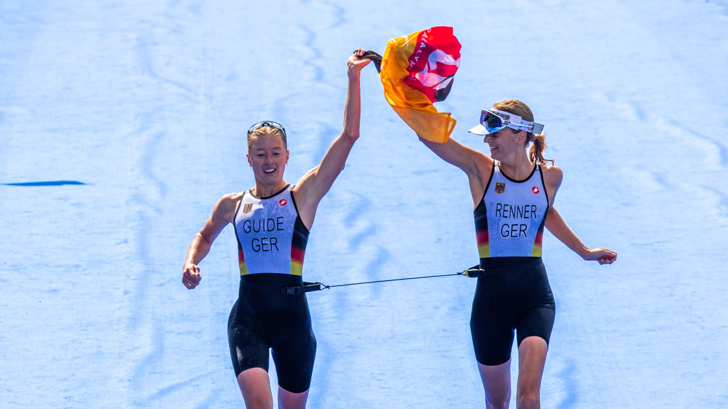 Triathletin Anja Renner läuft mit ihrem Guide Maria Paulig ins Ziel