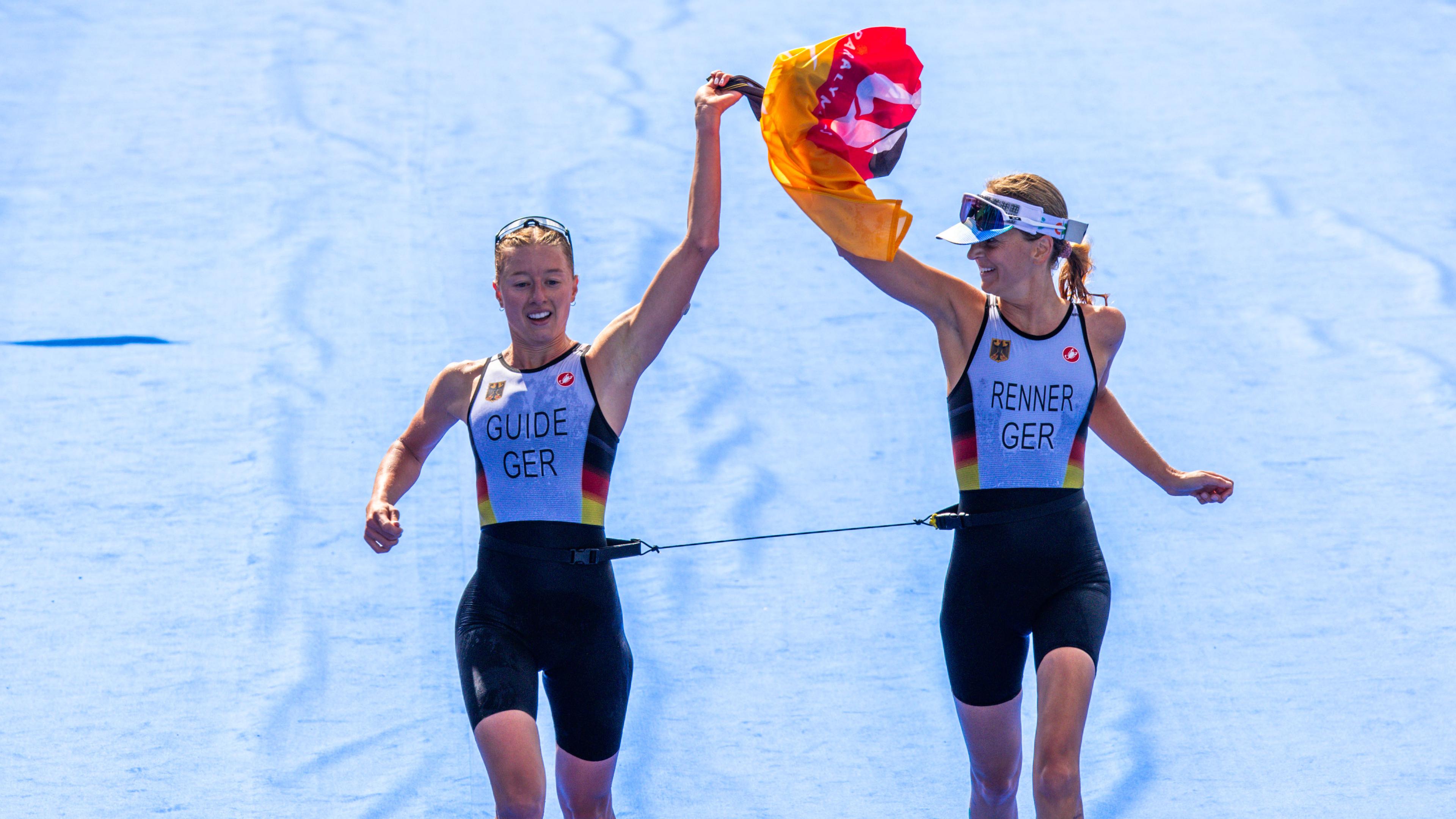 Triathletin Anja Renner läuft mit ihrem Guide Maria Paulig ins Ziel