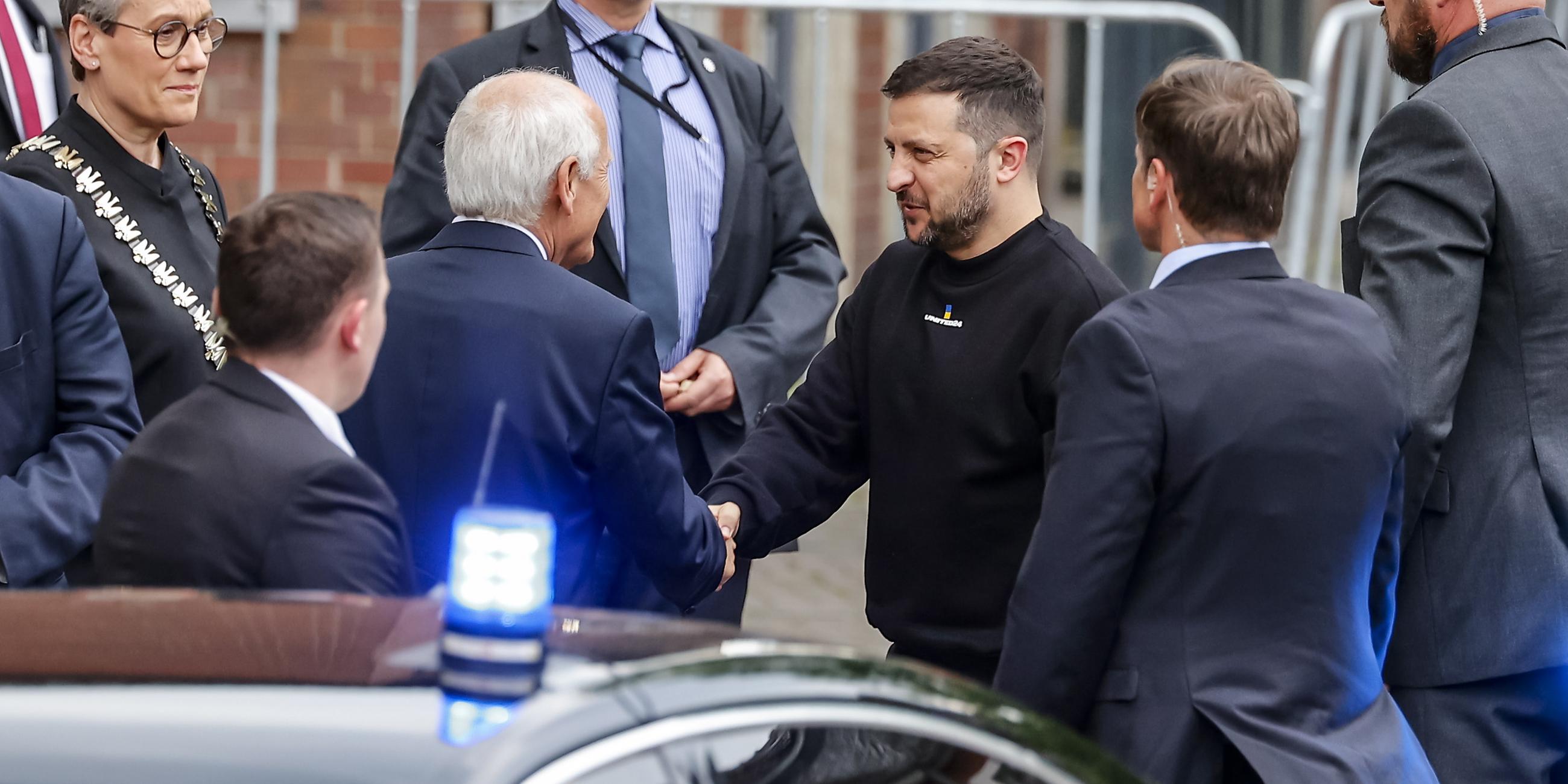 Der ukrainische Präsident Wolodymyr Selenskyj kommt zur Verleihung des Karlspreises im Rathaus von Aachen