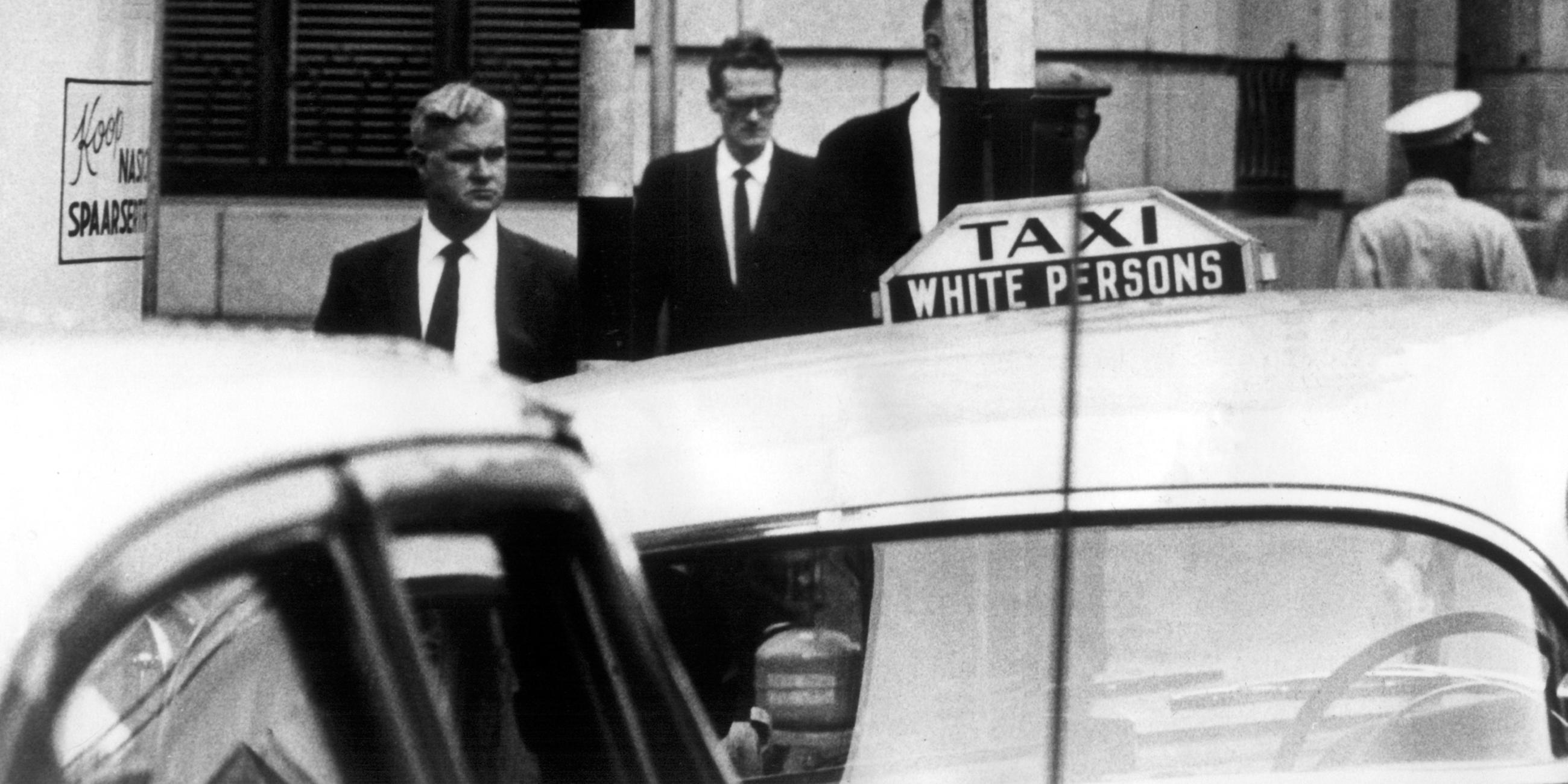Archiv: Ein Taxistand nur für Weiße in Südafrika (1967)