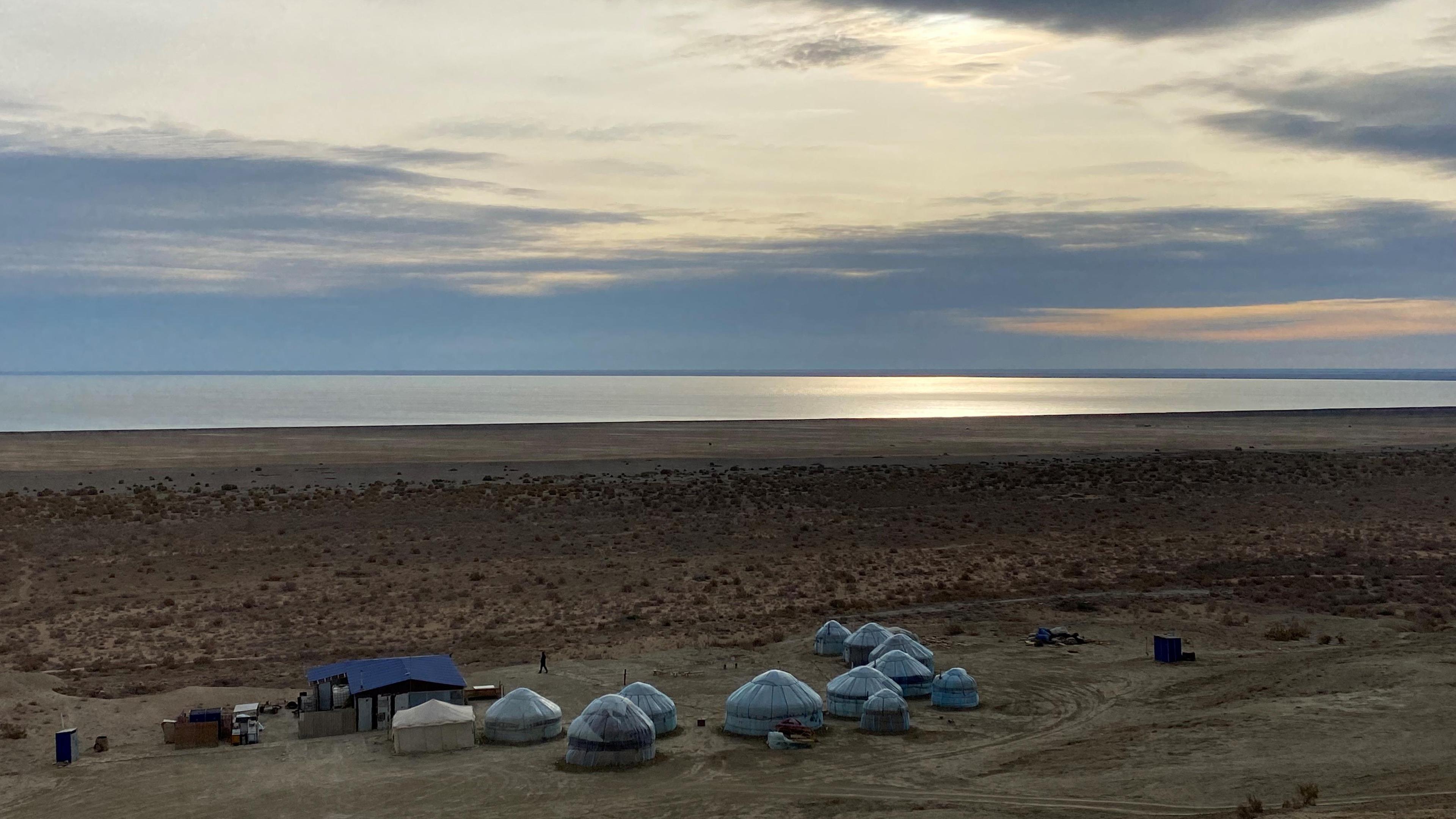 Usbekistan, Mujnak: Das Wasser im westlichen Teil des Aralsees schimmert in der Morgensonne.