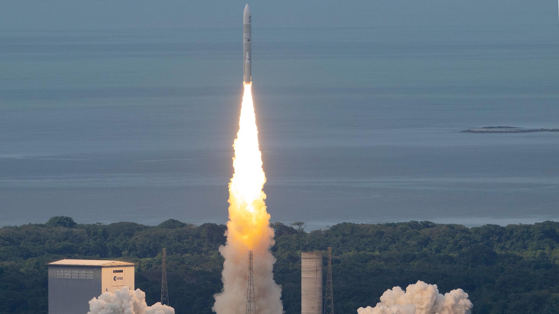 Die Satellitenträgerrakete Ariane 6 der Europäischen Weltraumorganisation (ESA) ist vor ihrem Jungfernstart im Raumfahrtzentrum Guayana in Kourou, Französisch-Guayana