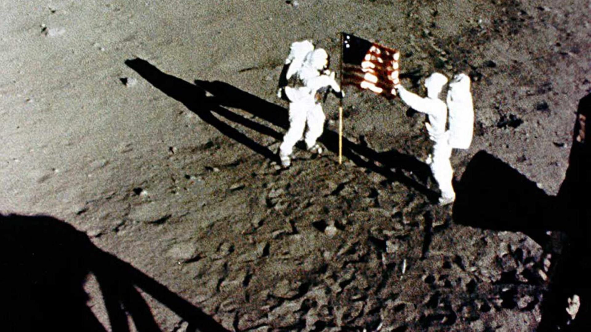 Armstrong und Aldrin auf dem Mond mit Flagge