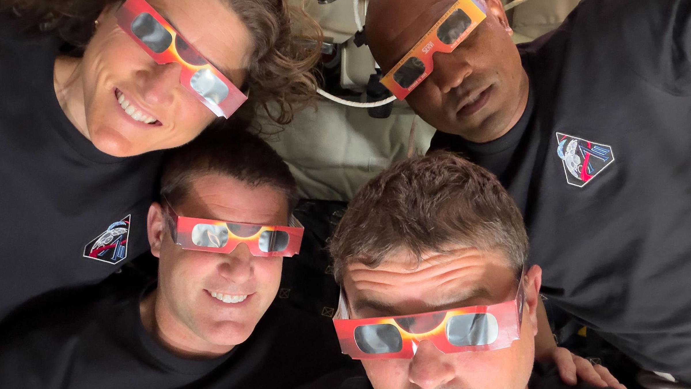 Artemis II Crew mit Sonnenfinsternisbrille