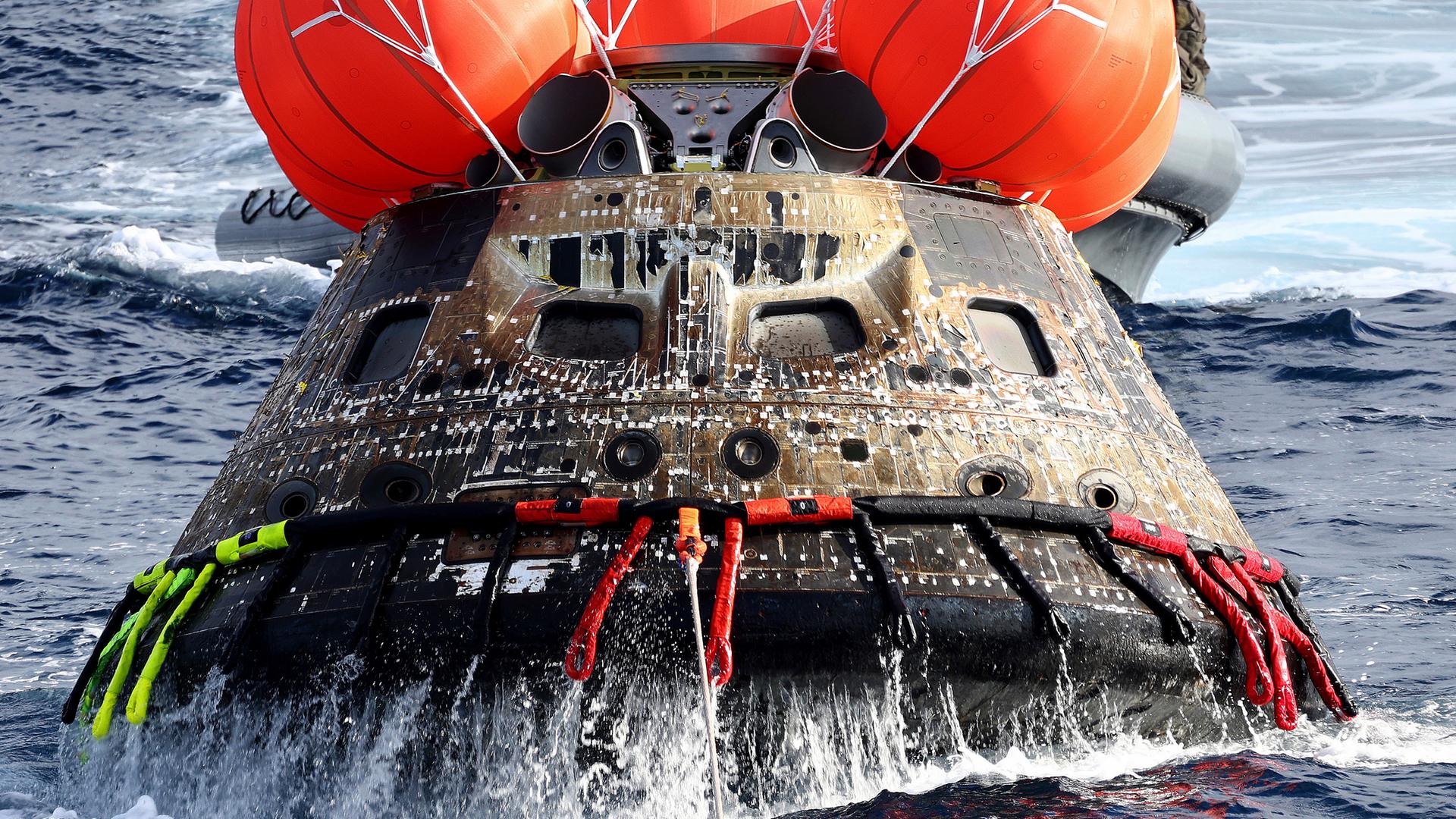 Die Orion-Kapsel der NASA wird auf das Wellendeck der USS Portland gezogen, nachdem sie vor der Küste von Mexiko gelandet ist. Nach knapp 26 Tagen im All eine Bilderbuch-Landung im Pazifik: Die unbemannte «Orion»-Kapsel der Nasa-Mondmission «Artemis 1» ist zurück auf der Erde. 